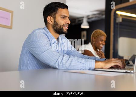 Zusammenarbeit in modernen Büros, Kollegen, die an Laptops arbeiten Stockfoto