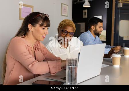 Zusammenarbeit am Projekt, verschiedene Teams mit Laptop und Smartphone im Büro Stockfoto