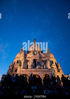 Touristen und Einheimische auf den Stufen der Basilika des Heiligen Herzens von Montmartre, Nacht, mit Musik, Montmartre, Paris, Frankreich, Europa, EU. Stockfoto