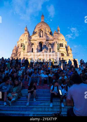 Touristen und Einheimische auf den Stufen der Basilika des Heiligen Herzens von Montmartre, Nacht, mit Musik, Montmartre, Paris, Frankreich, Europa, EU. Stockfoto