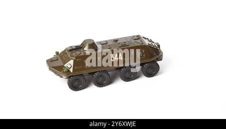 Alte sowjetische Achträdrige gepanzerte Personalleiter (BTR) isoliert auf weißem Hintergrund. Modell sowjetisches Modell BTR-60 Stockfoto