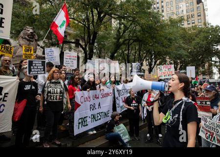 Eine pro-palästinensische Person singt während eines Protestes im Bryant Park, New York City, USA, am 26. September 2024. Hunderte treffen sich zu Demonstrationen gegen den israelischen Premierminister Benjamin Netanjahu vor der Generalversammlung der Vereinten Nationen. Die Demonstranten stellten auch eine Reihe von Forderungen auf, darunter einen sofortigen Waffenstillstand, die Verhaftung Netanjahu gemäß dem IStGH und die Beendigung aller militärischen Hilfe für Israel. Quelle: Aashish Kiphayet/Alamy Live News Stockfoto