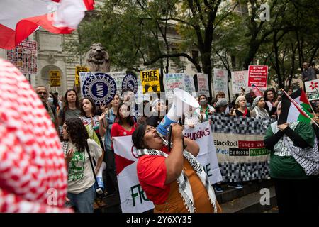 Eine pro-palästinensische Person singt während eines Protestes im Bryant Park, New York City, USA, am 26. September 2024. Hunderte treffen sich zu Demonstrationen gegen den israelischen Premierminister Benjamin Netanjahu vor der Generalversammlung der Vereinten Nationen. Die Demonstranten stellten auch eine Reihe von Forderungen auf, darunter einen sofortigen Waffenstillstand, die Verhaftung Netanjahu gemäß dem IStGH und die Beendigung aller militärischen Hilfe für Israel. Quelle: Aashish Kiphayet/Alamy Live News Stockfoto