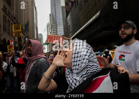 Eine pro-palästinensische Person singt während eines Protestes in New York City, USA, am 26. September 2024. Hunderte treffen sich zu Demonstrationen gegen den israelischen Premierminister Benjamin Netanjahu vor der Generalversammlung der Vereinten Nationen. Die Demonstranten stellten auch eine Reihe von Forderungen auf, darunter einen sofortigen Waffenstillstand, die Verhaftung Netanjahu gemäß dem IStGH und die Beendigung aller militärischen Hilfe für Israel. Quelle: Aashish Kiphayet/Alamy Live News Stockfoto