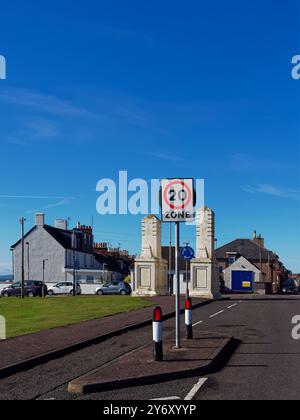 Geschwindigkeitswarnung am Eingang und Ausgang zum Victoria Park in Arbroath mit den Waterfront Cottages der South Street im Hintergrund. Stockfoto