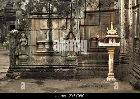 Relief von apsara-Figuren an der Wand von Banteay Preis Nokor, einem alten Tempel in Kampong Cham, Kambodscha. Stockfoto