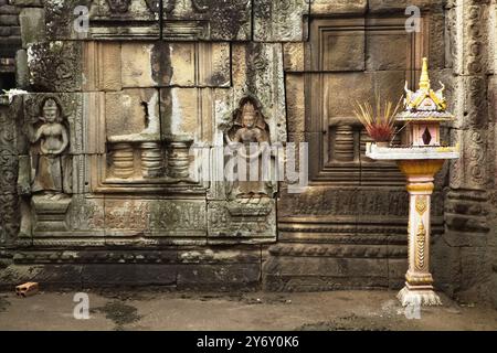 Relief von apsara-Figuren an der Wand von Banteay Preis Nokor, einem alten Tempel in Kampong Cham, Kambodscha. Stockfoto