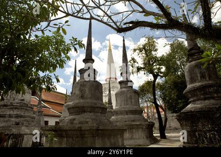 Kleine Stupas auf dem Hof des Wat Phra Borrom, dem Tempel in Nakhon Si Thammarat, Thailand. Stockfoto