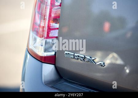 Minsk, Weißrussland - 18. September 2024: Luxuriöser Crossover der zweiten Generation mittelgroßer SUV Cadillac SRX 4 II mit Details Logo Schild selektiver Fokus CLOO Stockfoto