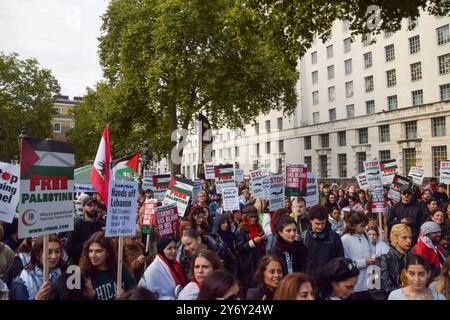 London, Großbritannien. September 2024. Demonstranten versammeln sich vor der Downing Street und rufen die britische Regierung auf, die Bewaffnung Israels einzustellen, während Israel den Libanon angreift und seinen Krieg in Gaza fortsetzt. Quelle: Vuk Valcic/Alamy Live News Stockfoto