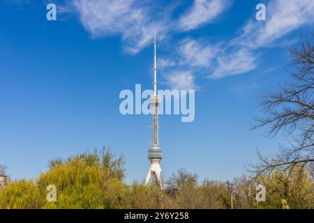 Taschkent, Usbekistan - 15. März 2023: Taschkent Fernsehturm in Usbekistan gegen den blauen Himmel Stockfoto