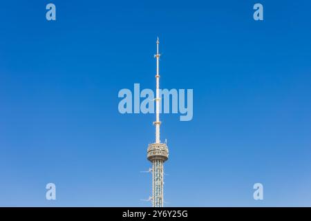 Taschkent, Usbekistan - 15. März 2023: Taschkent Fernsehturm in Usbekistan gegen den blauen Himmel Stockfoto