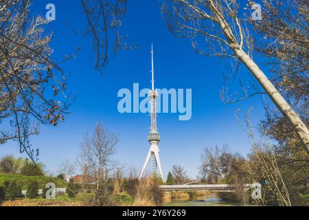 Taschkent, Usbekistan - 15. März 2023: Taschkent Fernsehturm in Usbekistan gegen den blauen Himmel Stockfoto