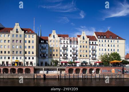 Das charmante Nikolaiviertel bietet farbenfrohe Gebäude an der Spree in Berlin, die die reiche historische Architektur der Gegend widerspiegeln. Stockfoto