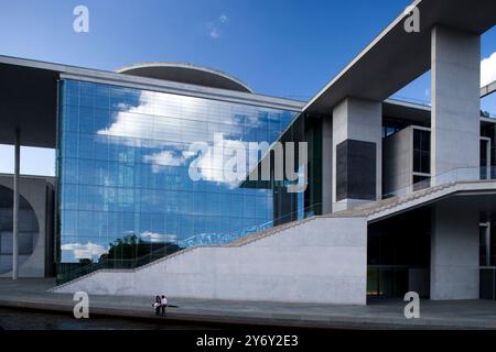 Das Marie-Elisabeth-Lüders-Haus in Mitte präsentiert zeitgenössische Architektur mit reflektierendem Glas und einzigartigen Formen. Stockfoto