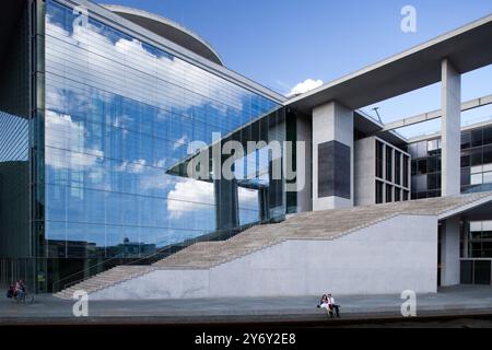 Das Marie-Elisabeth-Lüders-Haus steht in Berlin und hebt mit seiner markanten Glasfassade und Treppe die zeitgenössische Architektur hervor. Stockfoto