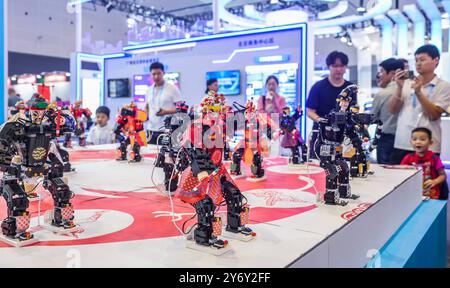 Peking, Chinas Provinz Zhejiang. September 2024. Roboter tanzen an einem Stand während der dritten Global Digital Trade Expo in Hangzhou, ostchinesischer Provinz Zhejiang, 25. September 2024. Die dritte Global Digital Trade Expo wurde am Mittwoch in Hangzhou eröffnet und zeigt die neuesten technologischen Innovationen und die Geschäftsentwicklung der digitalen Wirtschaft. Quelle: Xu Yu/Xinhua/Alamy Live News Stockfoto