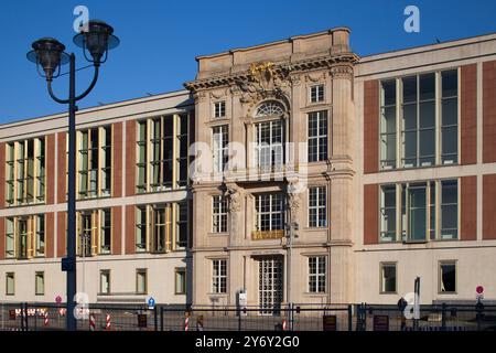 Der Staatsrat zeigt in Mitte, Berlin, einzigartige Architektur, die die historischen und modernen Einflüsse der DDR widerspiegelt. Stockfoto