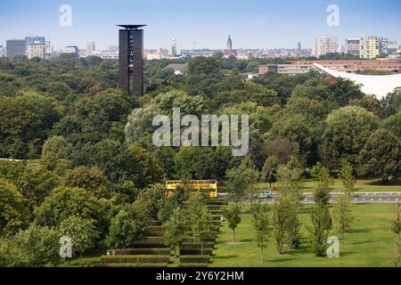 Erhöhter Blick auf den Tiergarten mit dem Carillon-Turm, der im Grünen Berlins sichtbar ist und das Stadtbild zeigt. Stockfoto