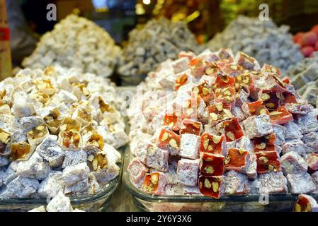 Traditionelle orientalische Süßigkeiten zum Verkauf in der Istiklal-Straße, Istanbul: Ein Stand mit Nusswürfeln türkischer Delikatessen verschiedener Art, in Stärke gerollt. Stockfoto