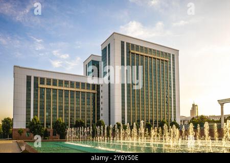 Taschkent, Usbekistan - 10. Mai 2023: Das Finanzministerium Usbekistans auf dem zentralen Platz 'Mustakillik' Stockfoto