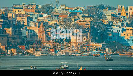 Varanasi, Uttar Pradesh, Indien. Boote, Die Am Frühen Morgen In Der Nähe Von Rana Mahal Ghat, Darbhanga Ghat Und Dashwamedh Ghat Schwimmen. Viele Hindutempel. Ansicht Stockfoto