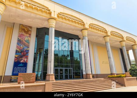 Taschkent, Usbekistan - 14. Juli 2023: Zentrale Kunstgalerie in der Nähe des zentralen Platzes Mustaqillik. Stockfoto