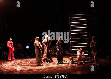 Jeremy Mockridge als Todd, Alexej Lochmann als Cooper, Felix Goeser als Frank, Julischka Eichel als Cora, Mareike Beykirch als Cat, Katrija Lehmann als Mari und Evamaria Salcher als Ottilie, v.l., während der Fotoprobe für das Stück Blue Skies im Deutschen Theater in Berlin, Kammer, 26. September 2024. // nach dem Roman von T. C. Boyle. Regie Alexander Eisenach. Bühne Daniel Wollenzin. Kostüme Bettina Werner. Premiere ist am 28. September 2024. Deutsches Theater Berlin Blue Skies *** Jeremy Mockridge als Todd, Alexej Lochmann als Cooper, Felix Goeser als Frank, Julischka Eichel als Cora, Marei Stockfoto