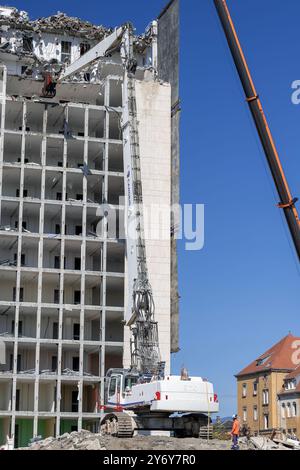 Blick auf einen weißen Raupenbagger Liebherr R 974 C, der einen Bürokomplex abriss. Stockfoto