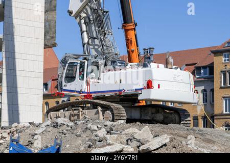 Blick auf einen weißen Raupenbagger Liebherr R 974 C, der einen Bürokomplex abriss. Stockfoto