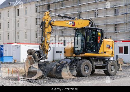 Nancy, Frankreich - Blick auf einen gelben Radbagger CAT M315 für Erdarbeiten auf einer Baustelle. Stockfoto