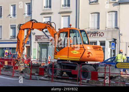 Nancy, Frankreich - Blick auf einen orangefarbenen Radbagger Mecalac 714 MW auf einer Baustelle für Straßenarbeiten. Stockfoto