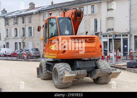 Nancy, Frankreich - Blick auf einen orangefarbenen Radbagger Mecalac 714 MW auf einer Baustelle für Straßenarbeiten. Stockfoto