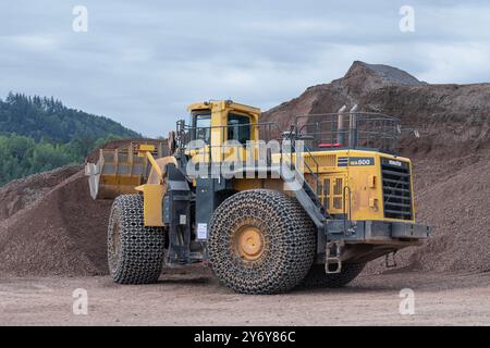 Raon-l'Etape, Frankreich - Blick auf einen gelben Radlader Komatsu WA800-3 in einem Steinbruch. Stockfoto