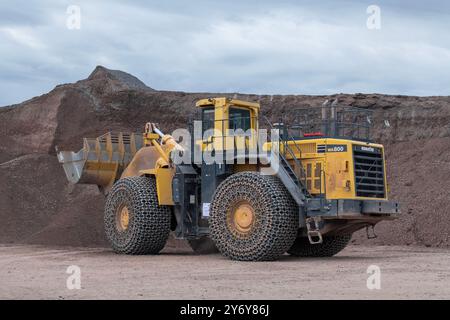 Raon-l'Etape, Frankreich - Blick auf einen gelben Radlader Komatsu WA800-3 in einem Steinbruch. Stockfoto