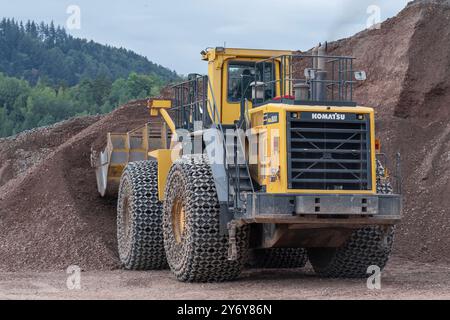 Raon-l'Etape, Frankreich - Blick auf einen gelben Radlader Komatsu WA800-3 in einem Steinbruch. Stockfoto