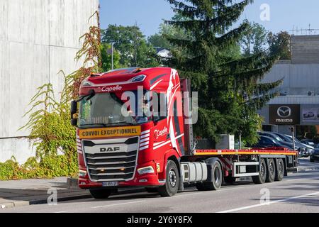 Nancy, Frankreich – Blick auf einen roten Lkw DAF XG 530 mit leerem Anhänger auf der Straße. Stockfoto