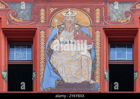 Basel - Blick auf den Innenhof des Rathauses Basel, das im 16. Jahrhundert erbaut und mit Trompe l'oeil dekoriert wurde. Stockfoto