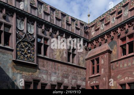 Basel - Blick auf den Innenhof des Rathauses Basel, das im 16. Jahrhundert erbaut und mit Trompe l'oeil dekoriert wurde. Stockfoto