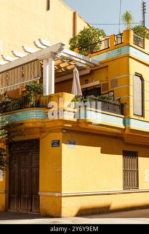 Modernistische Fassade eines Hauses im Viertel Cabanyal von Valencia. Stockfoto