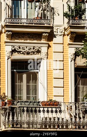 Modernistische Fassade eines Hauses im Viertel Cabanyal von Valencia. Stockfoto