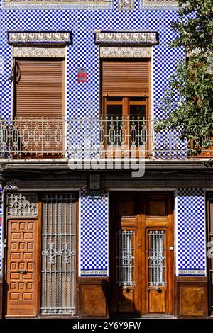 Modernistische Fassade eines Hauses im Viertel Cabanyal von Valencia. Stockfoto