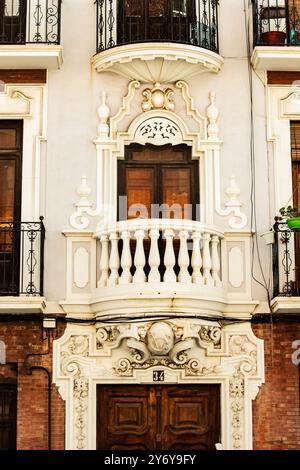 Modernistische Fassade eines Hauses im Viertel Cabanyal von Valencia. Stockfoto