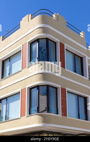 Modernistische Fassade eines Hauses im Viertel Cabanyal von Valencia. Stockfoto