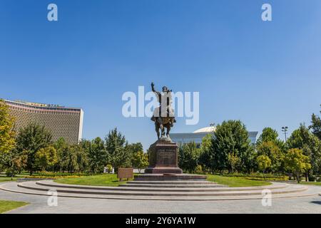 Taschkent, Usbekistan - 15. August 2023: Denkmal für Amir Timur auf dem zentralen Platz mit dem Komplex - 'Hotel Usbekistan', 'Fund Forum' und 'Taschkent Stockfoto