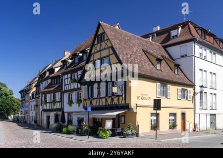 Colmar, Frankreich - Blick auf das kleine Venedig von Colmar mit Fachwerkhäusern entlang des Fischhändler Quay. Stockfoto