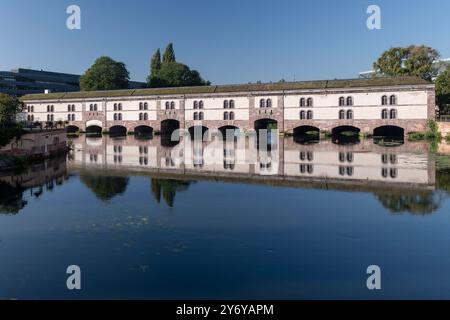 Straßburg, Frankreich - der Vauban-Staudamm, eine Brücke, ein Wehrwerk und eine Verteidigungsanlage, die im 17. Jahrhundert am Fluss Ill und Reflexionen auf dem Wasser errichtet wurde. Stockfoto