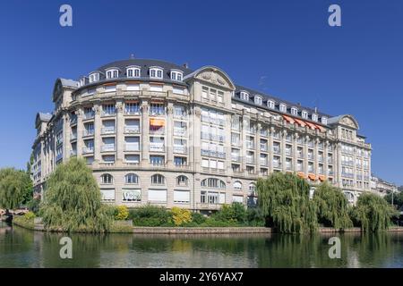 Straßburg, Frankreich - Blick auf den ESCA-Palast, ein ehemaliges Industriegebäude, das in den 1930er Jahren am Ufer der Ill erbaut wurde. Stockfoto