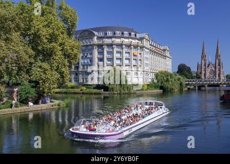 Straßburg, Frankreich - der ESCA-Palast, ein ehemaliges Industriegebäude, das in den 1930er Jahren am Ufer des Ill-Flusses mit einem Boot auf dem Fluss errichtet wurde. Stockfoto