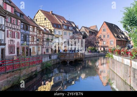 Colmar, Frankreich - Blick auf das kleine Venedig von Colmar mit Fachwerkhäusern und dem Fluss Lauch und den Reflexionen auf dem Wasser. Stockfoto